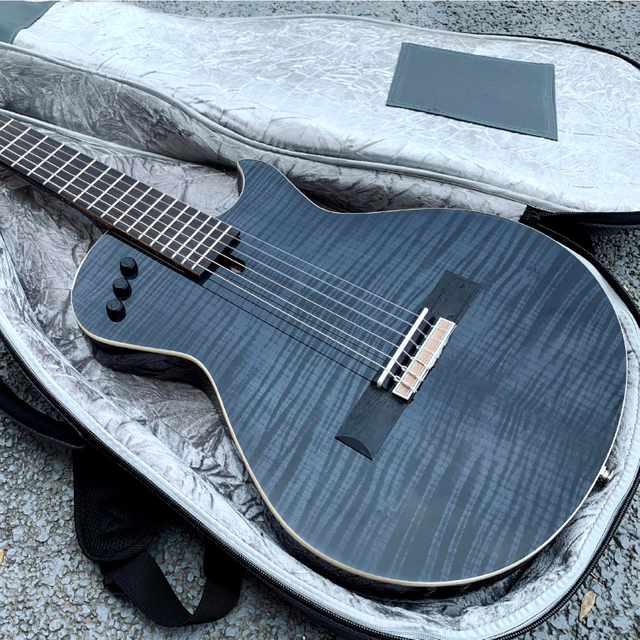 Guitarra eléctrica clásica con cuerpo Silent Okoume y ecualizador