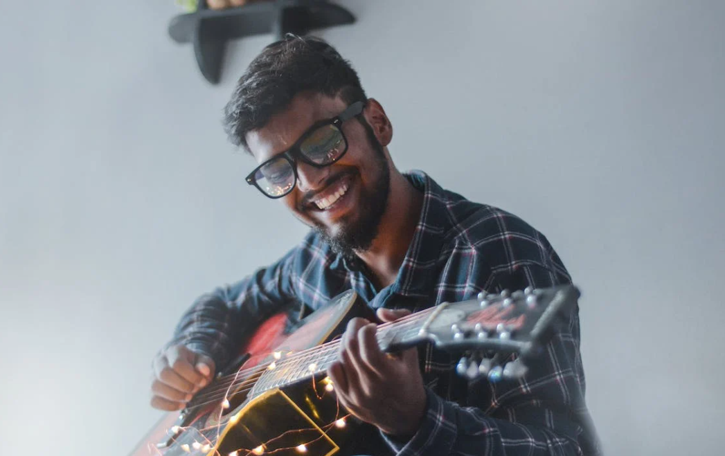 Beneficios cerebrales de tocar la guitarra: mejora la memoria, la creatividad y la gestión emocional