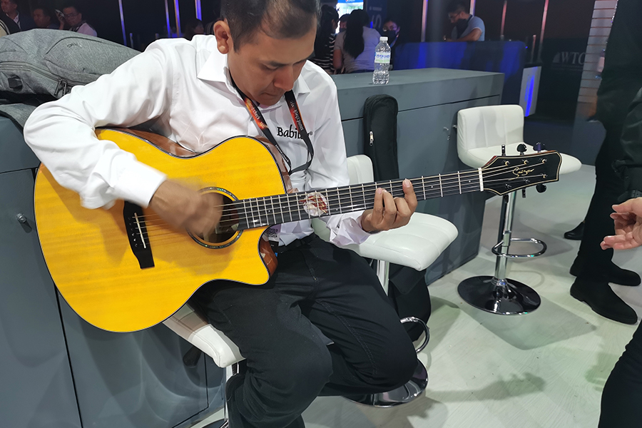 Guitarra ac&uacute;stica M-D10S-YN