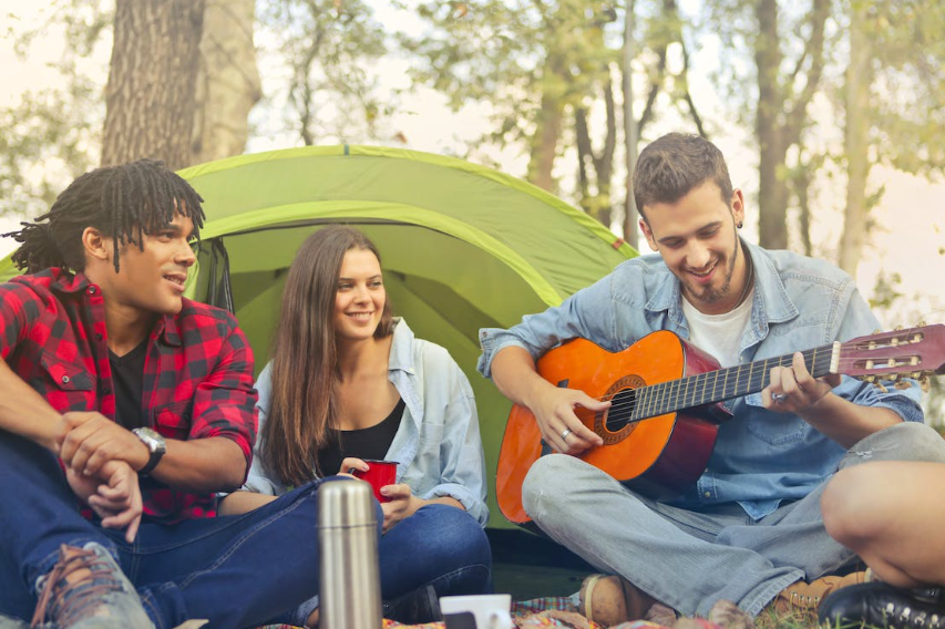 Por qué debería aprender a tocar la guitarra: los beneficios y oportunidades que la guitarra puede brindarle