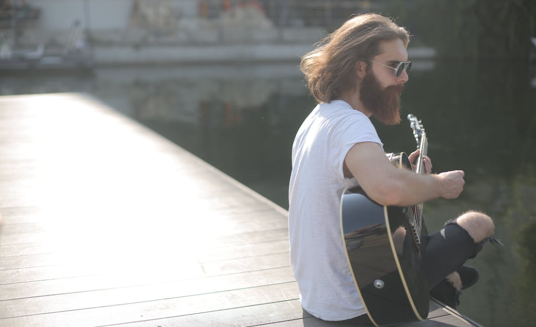 ¿Cómo aliviar el estrés y la ansiedad con la guitarra?