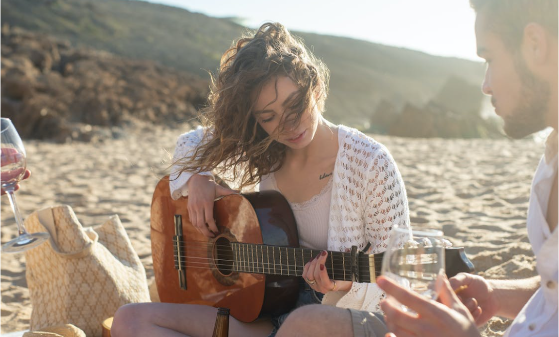 Beneficios físicos de tocar la guitarra: Mayor flexibilidad y fuerza en los dedos, muñecas y brazos.